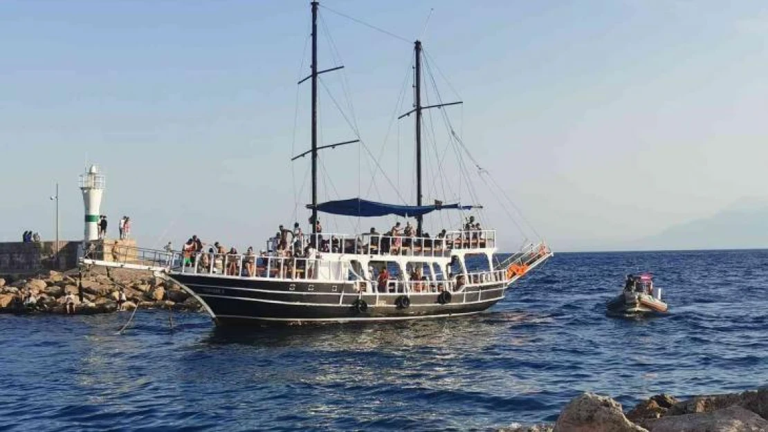 Tekneleri arızalanan turist kafilesinin yardımına deniz polisi koştu