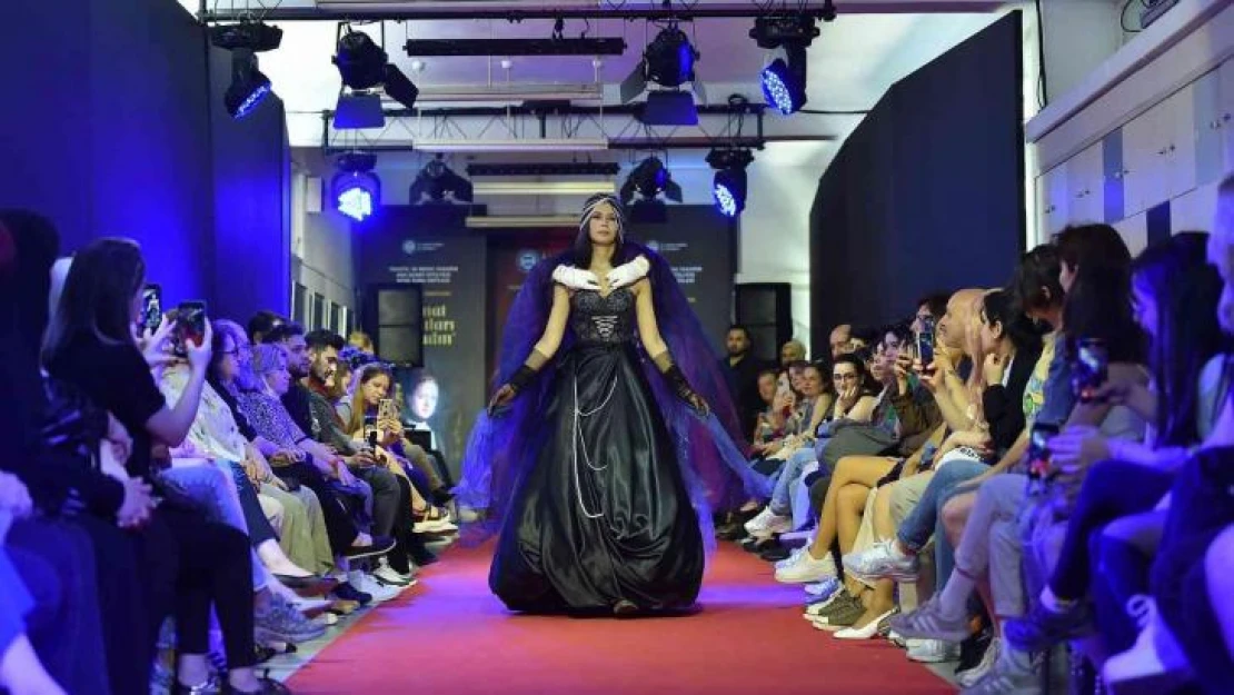 Tekstil ve moda tasarım öğrencilerinden defile