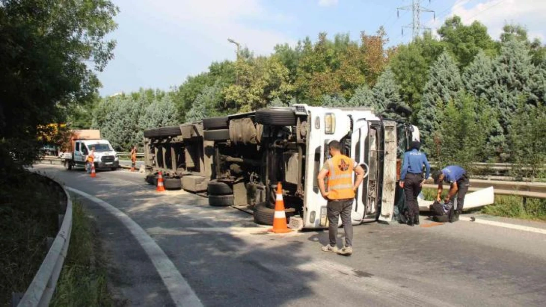 TEM bağlantı yolunda tır devrildi: 1 yaralı