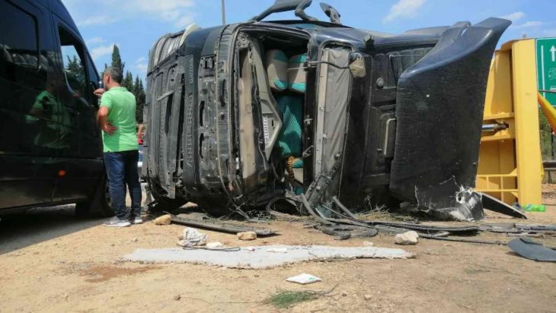 TEM'de bariyerlere çarpan hafriyat yüklü kamyon devrildi