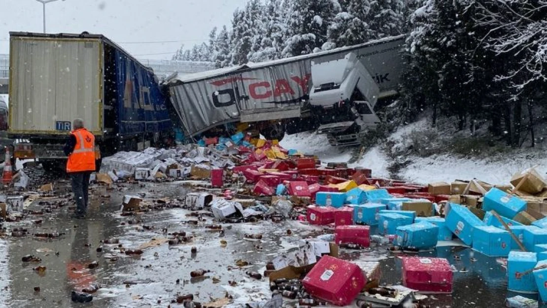 TEM'de iki tır çarpıştı, sıkışan sürücü hastanede hayatını kaybetti