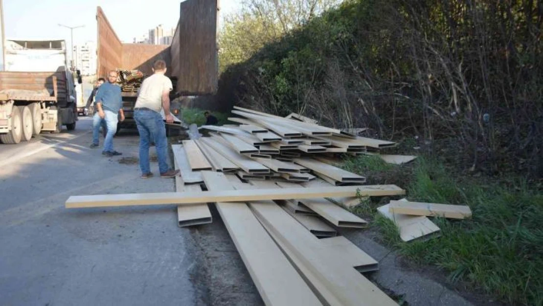 TEM'de kamyon devrildi, yola saçılan malzemeler trafiği kilitledi