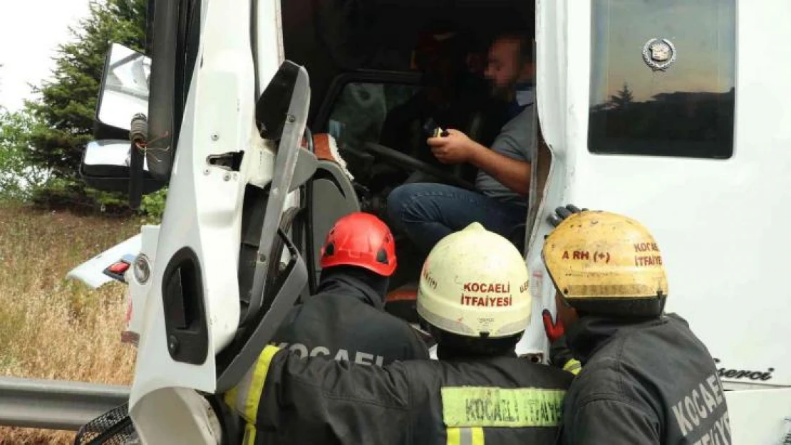 TEM'de kamyona arkadan çarpan tırın sürücüsü araçta sıkıştı