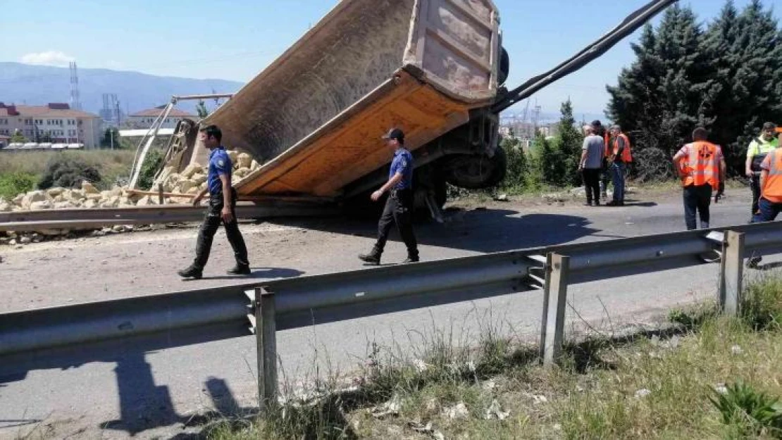 TEM'de taş yüklü hafriyat kamyonu önce bariyerlere çarptı, sonra şarampole devrildi