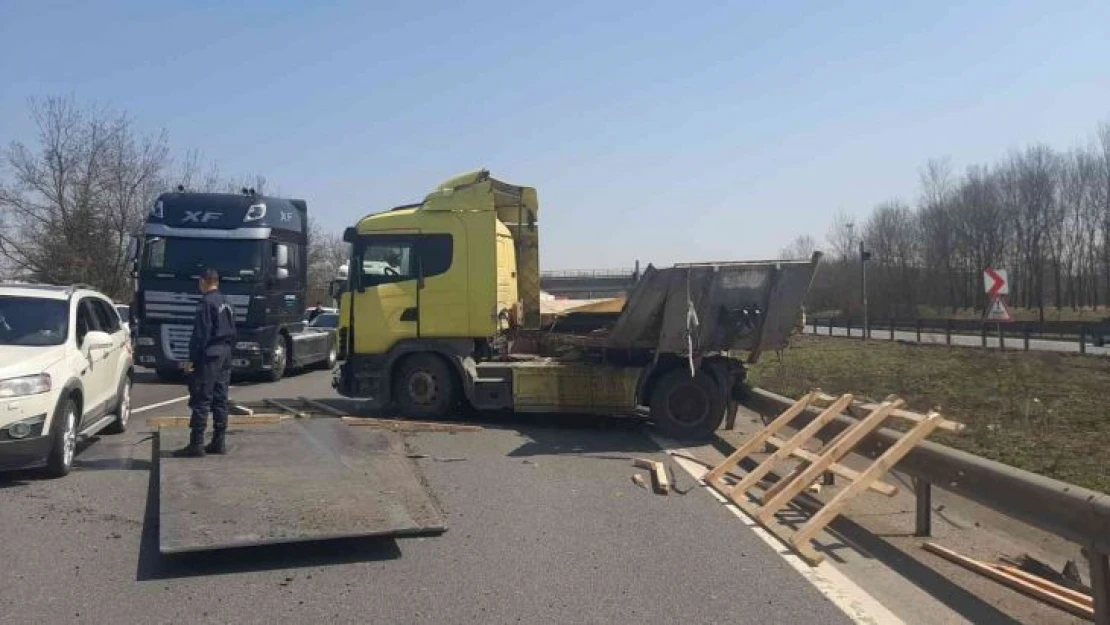 TEM Otoyolu Düzce geçişinde 3 araç kazaya karıştı