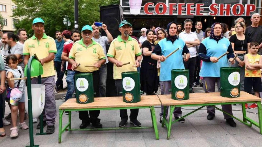 Temizlik aletlerinden enstrümanlarla müzik yaptılar