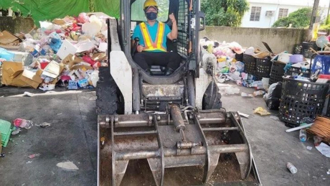 Temizlik işçileri koronaya yakalandı, çöpleri belediye başkanı topladı