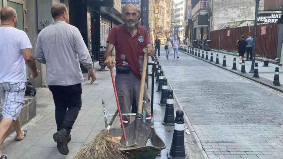 Temizlik işçisi, 'Kefenin cebi yok' deyip, maaşıyla dört öğrenciye burs veriyor