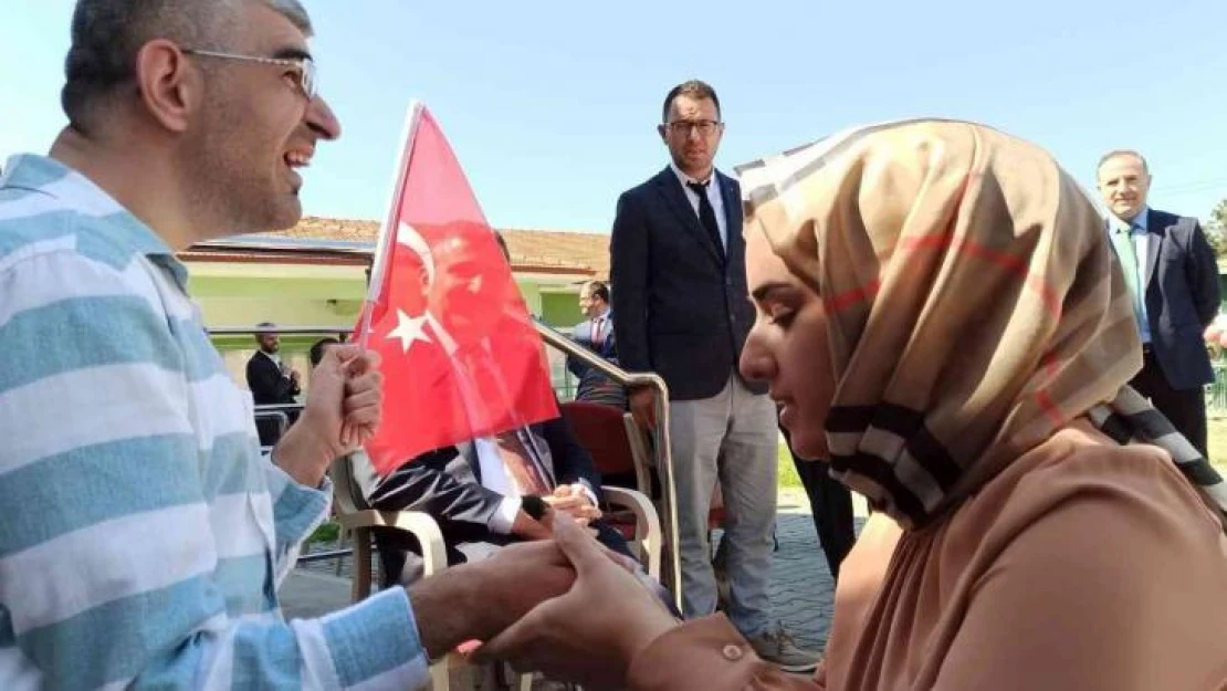 Temsili asker olacak özel bireylere asker kınası yakıldı