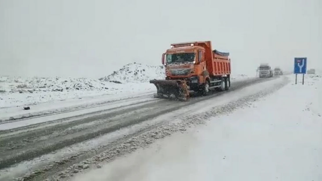 Tendürek Geçidi'nde kar yağışı trafikte aksamalara neden oluyor