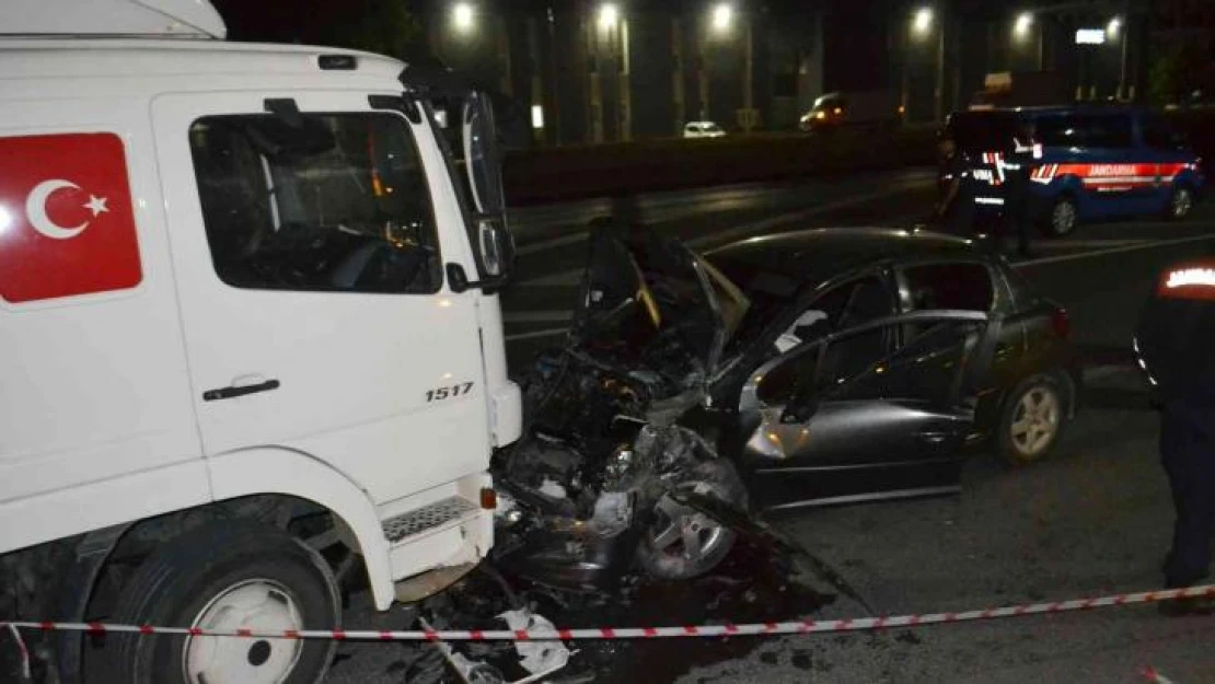 Ters yöne giren alkollü sürücü kamyonla kafa kafaya çarpıştı