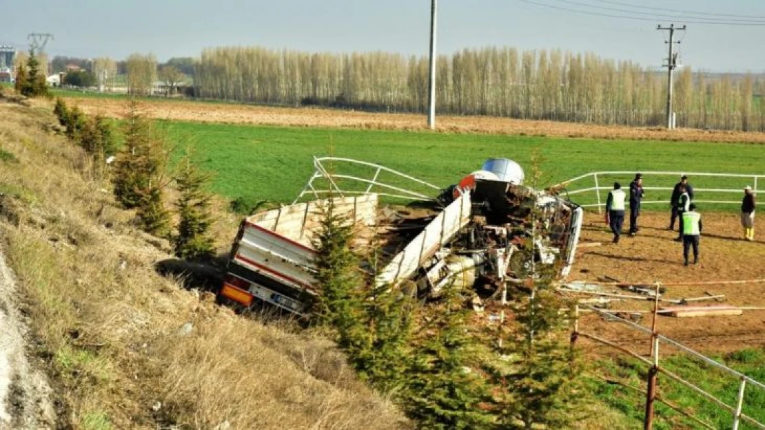 Tır at çiftliğine devrildi, 2 yaralı