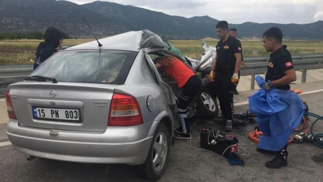 Tır ile çarpışan otomobildeki kadın öldü