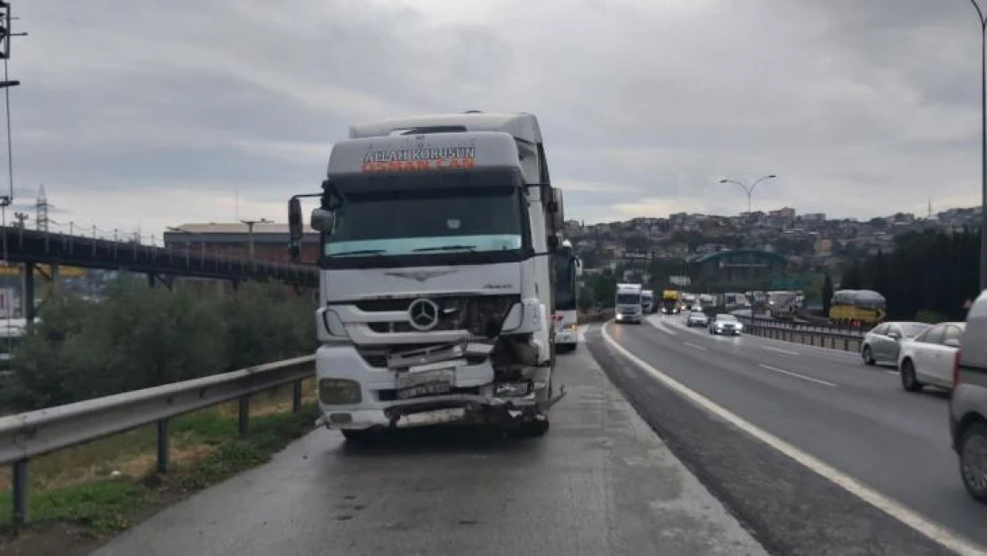 Tır ile otobüsün arasında kalan otomobilden sağ çıktı