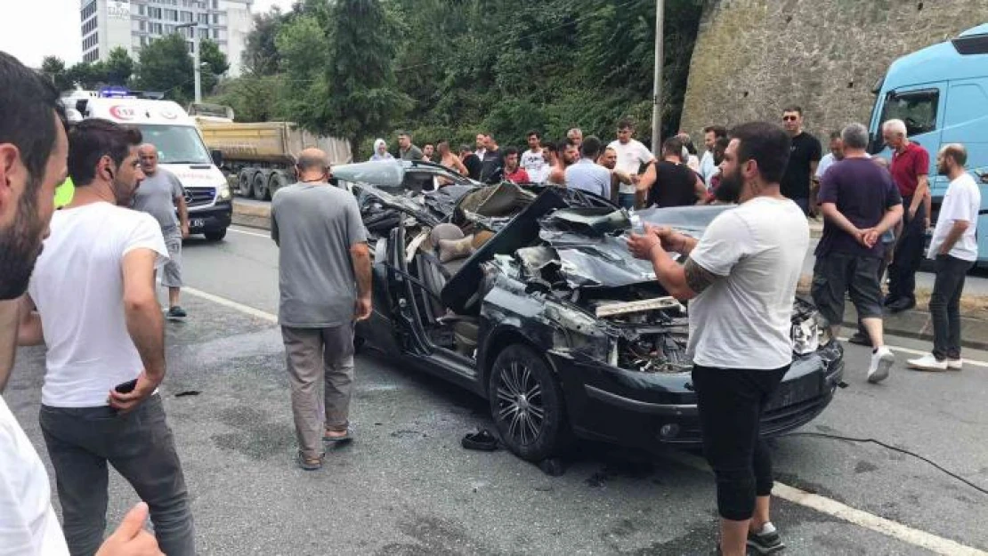 Tıra arkadan çarpan otomobilin tavanı kağıt gibi yırtıldı: 3'ü çocuk, 6 yaralı