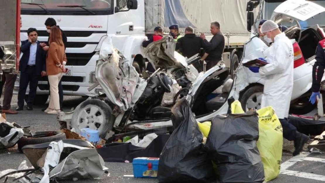 Tıra çarptı, hız göstergesi 180'de takılı kaldı: 2 ölü, 1 yaralı