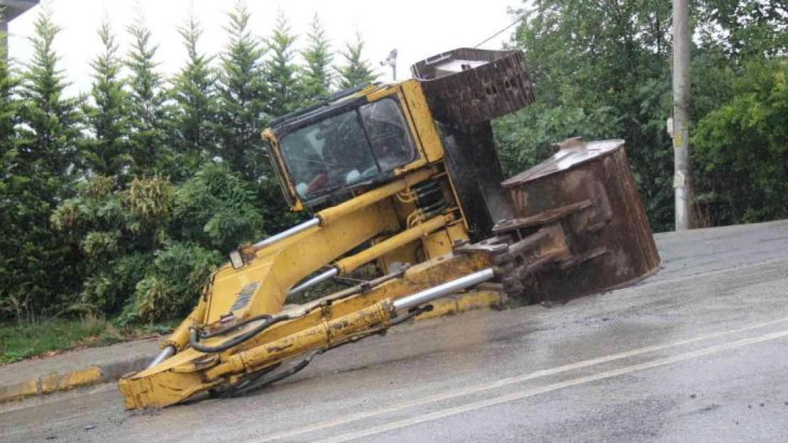 Tırdan indirilirken devrilen iş makinesinin operatörü yaralandı