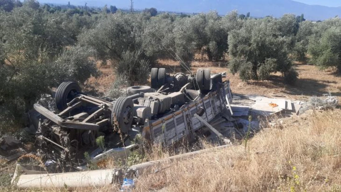 Tire'de kamyon şarampole devrildi sürücü ağır yaralandı