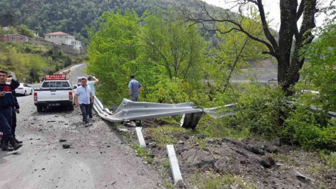 Tırın dorsesinden düşen kepçe ormanlık alana uçtu