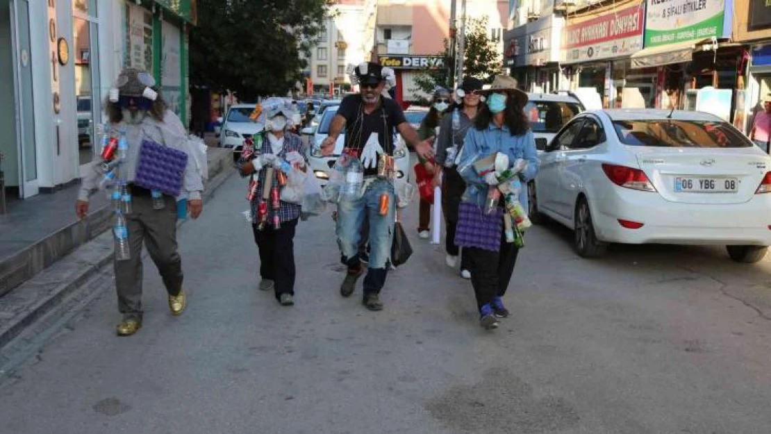 Tiyatro grubundan çevre kirliliğine dikkat çekmek için ilginç eylem