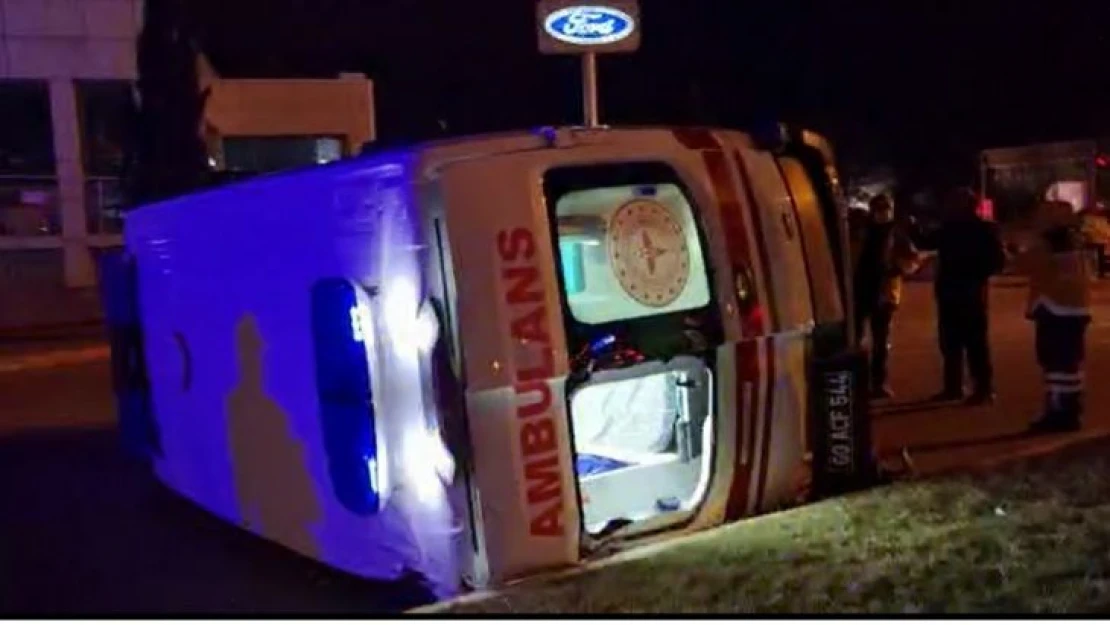 Tokat'ta ambulansla otomobil çarpıştı: 3 sağlıkçı yaralandı