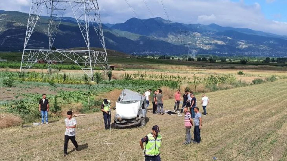 Tokat'ta hafif ticari araç tarlaya devrildi: 5 yaralı