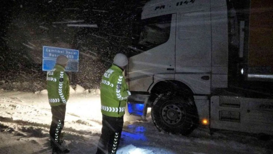 Tokat'ta Nisan ayında kar yağışı ulaşımda aksamalara neden oldu