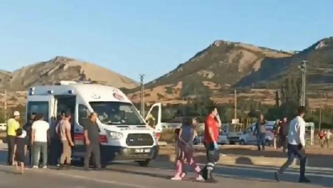 Tokat'ta okul servisi ile hafif ticari araç çarpıştı: 10 yaralı