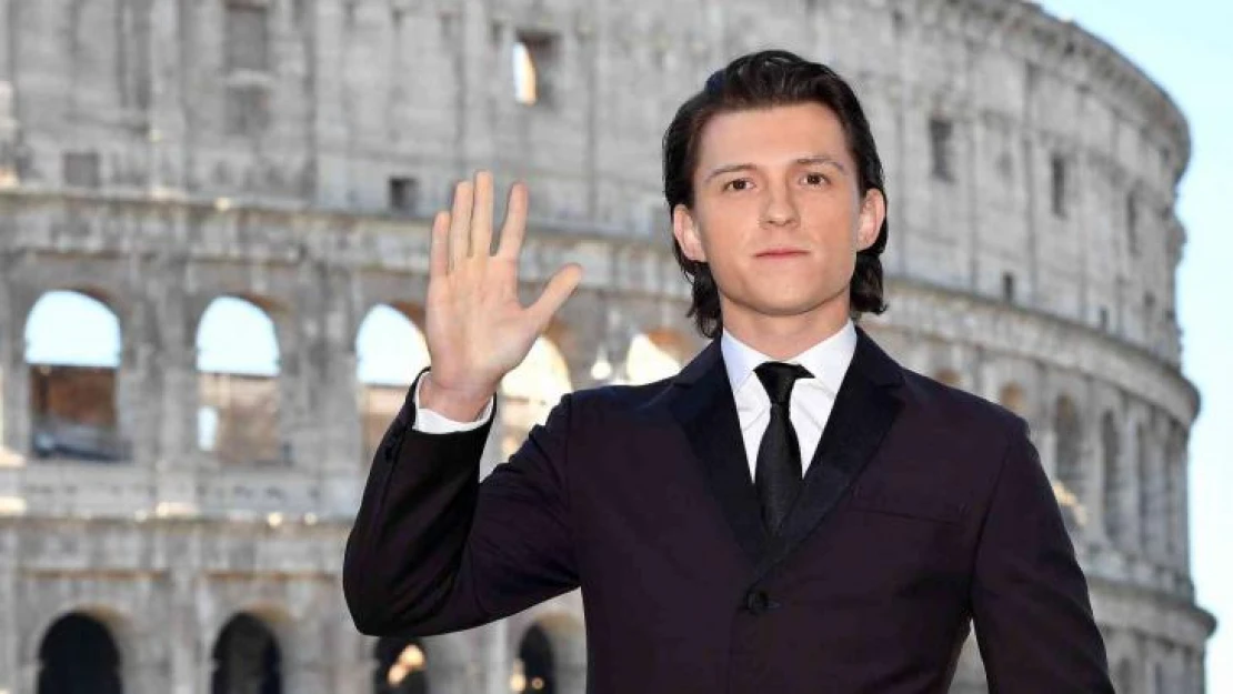 Tom Holland sosyal medyaya ara verdi