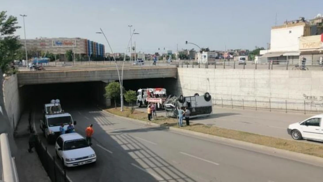 Toplu taşıma aracı alt geçide düştü