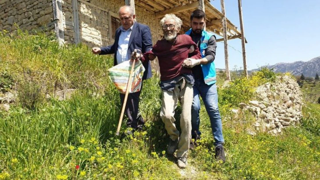 Toprak evde aç susuz yaşayan yaşlı adama devlet sahip çıktı