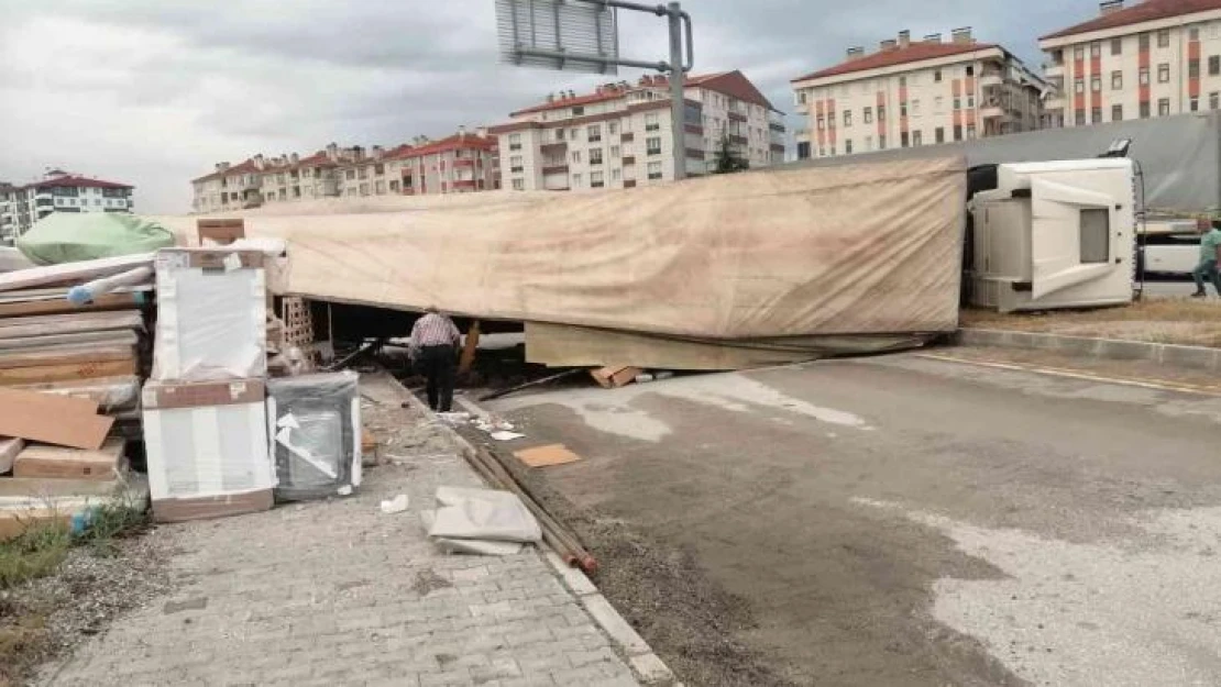 Tosya'da tır devrildi, sürücü yaralandı