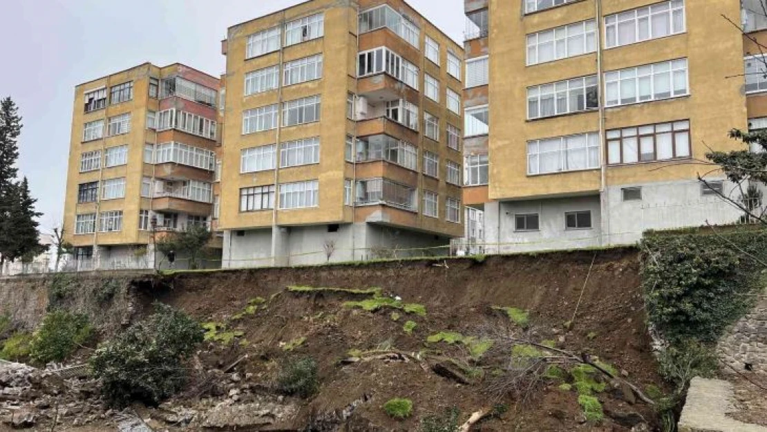 Trabzon'da çöken istinat duvarı paniğe neden oldu