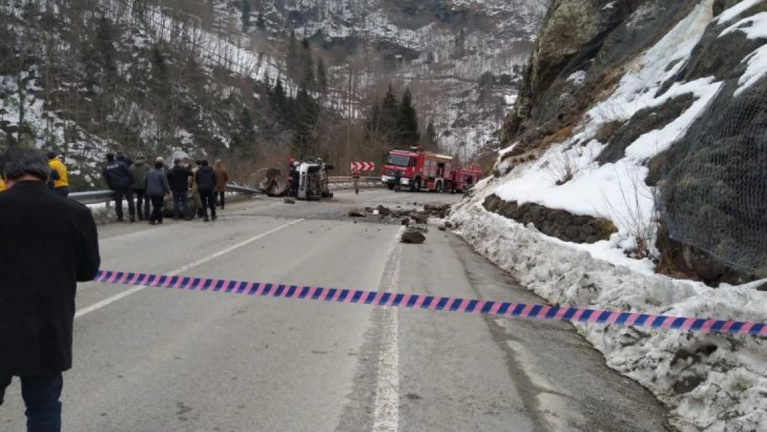 Trabzon'un Tonya ilçesinde kaya parçası yoldan geçen aracın üzerine düştü: 4 ölü