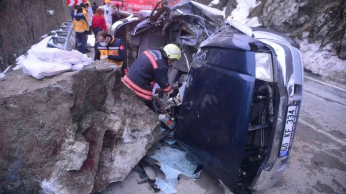 Trabzon'un Tonya ilçesinde üzerine kaya düşen aracın içerisindeki 4 kişinin cansız bedenleri çıkartıldı