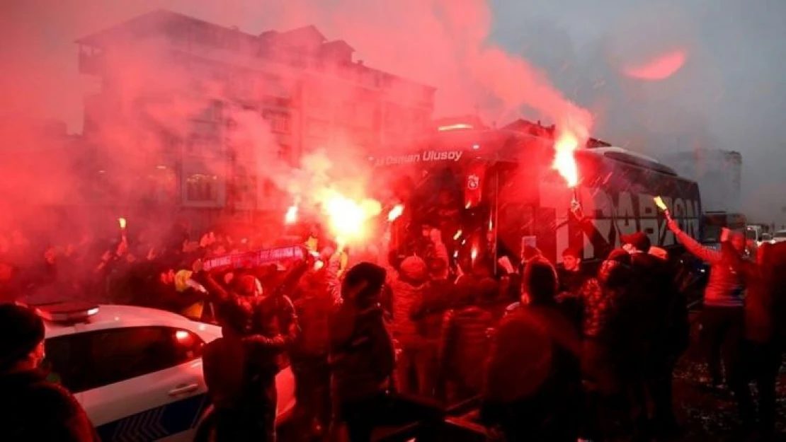 Trabzonspor Of'ta meşalelerle karşılandı