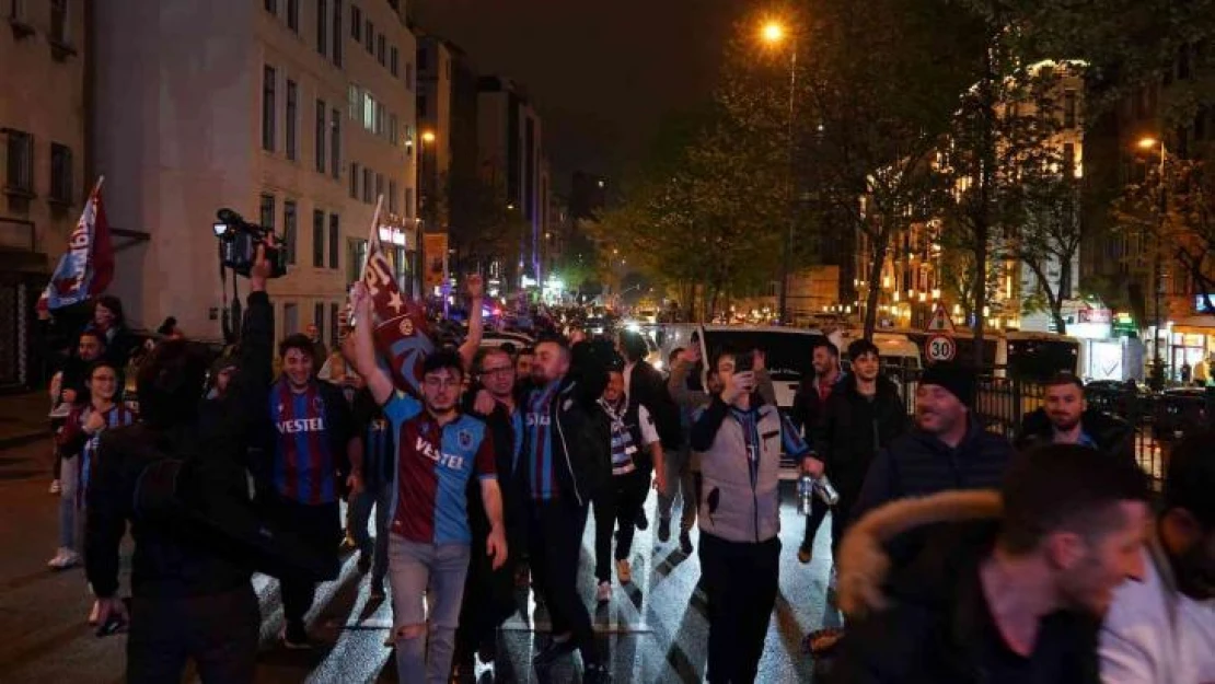 Trabzonspor taraftarı Taksim'e akın etti