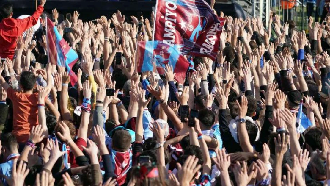 Trabzonspor'un şampiyonluk kutlamasında ışık şov