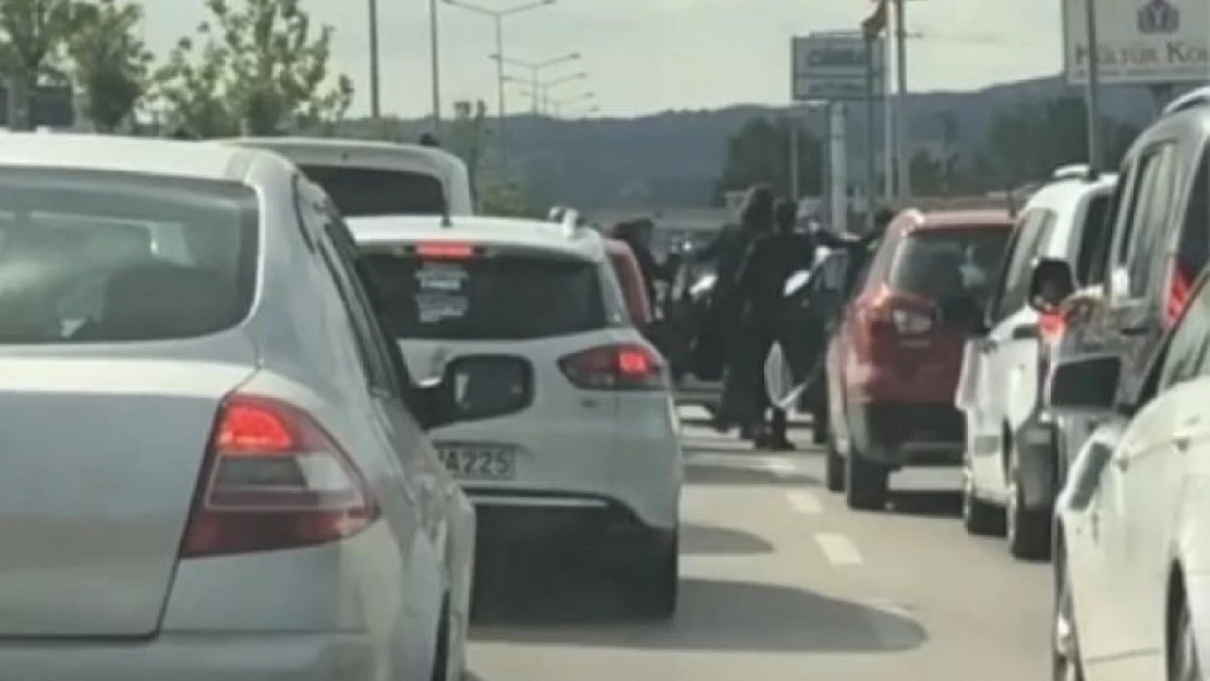 Trafiği kapatan düğün konvoyuna haklı isyan