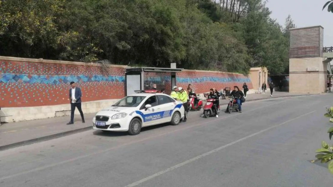 Trafik ekiplerinden kask takmayan motosiklet sürücülerine af yok