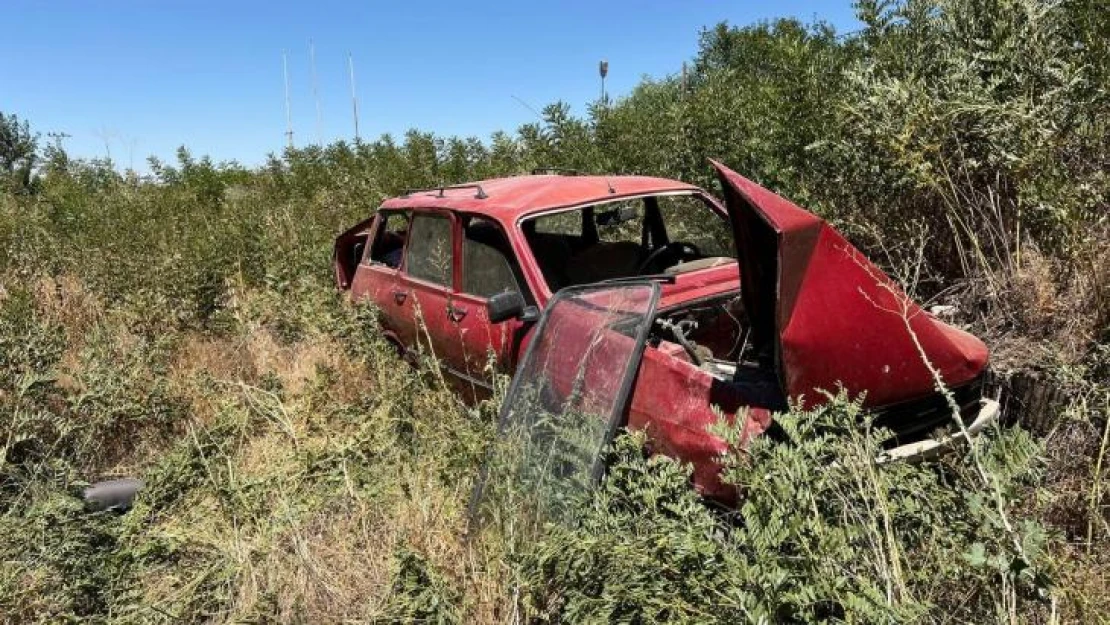 Trafik işareti levhasına çarpan otomobil şarampole devrildi