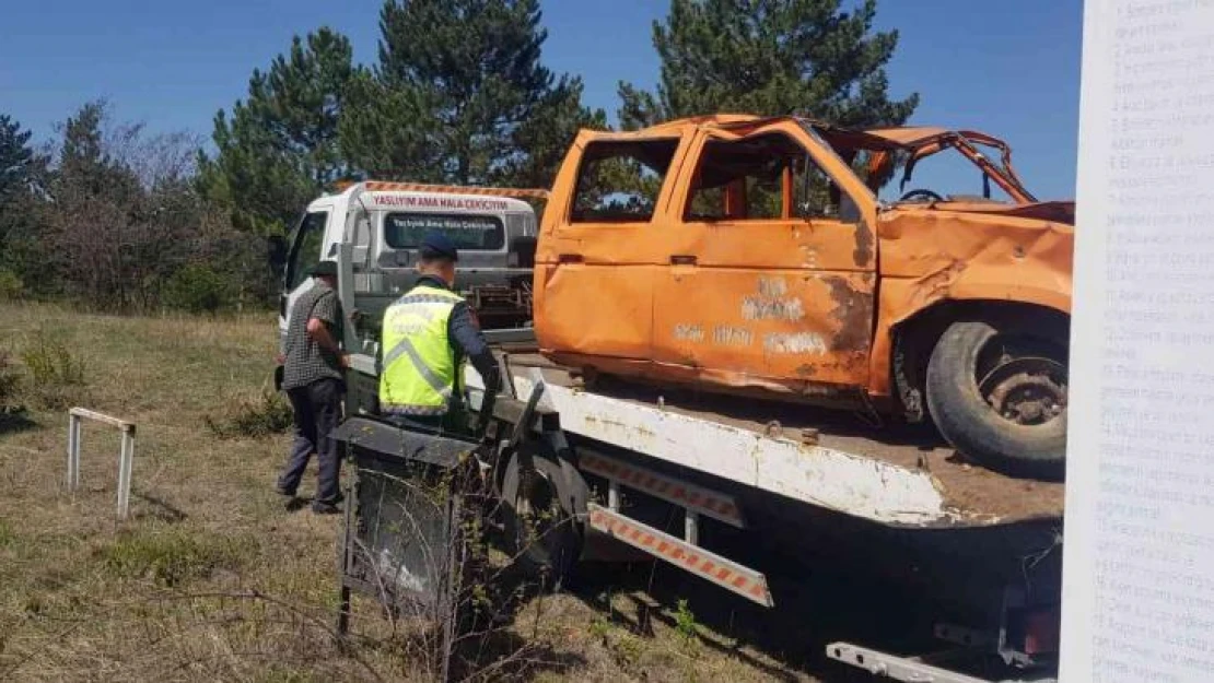 Trafik kazalarına hasarlı araçla dikkat çekiliyor