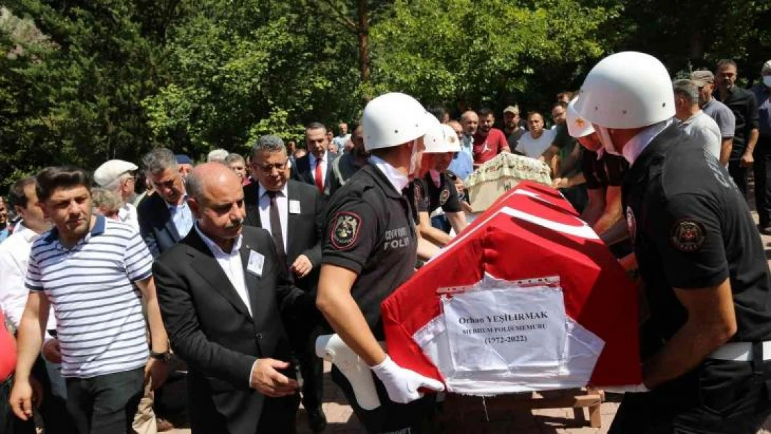 Trafik kazasında vefat eden polis memuru ve eşinin cenazeleri Artvin'de toprağa verildi