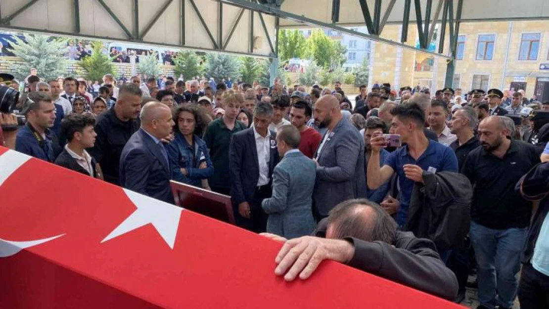 Trafik kazasında yaralanan ve tedavi gördüğü hastanede şehit olan asker Niğde'de toprağa verildi