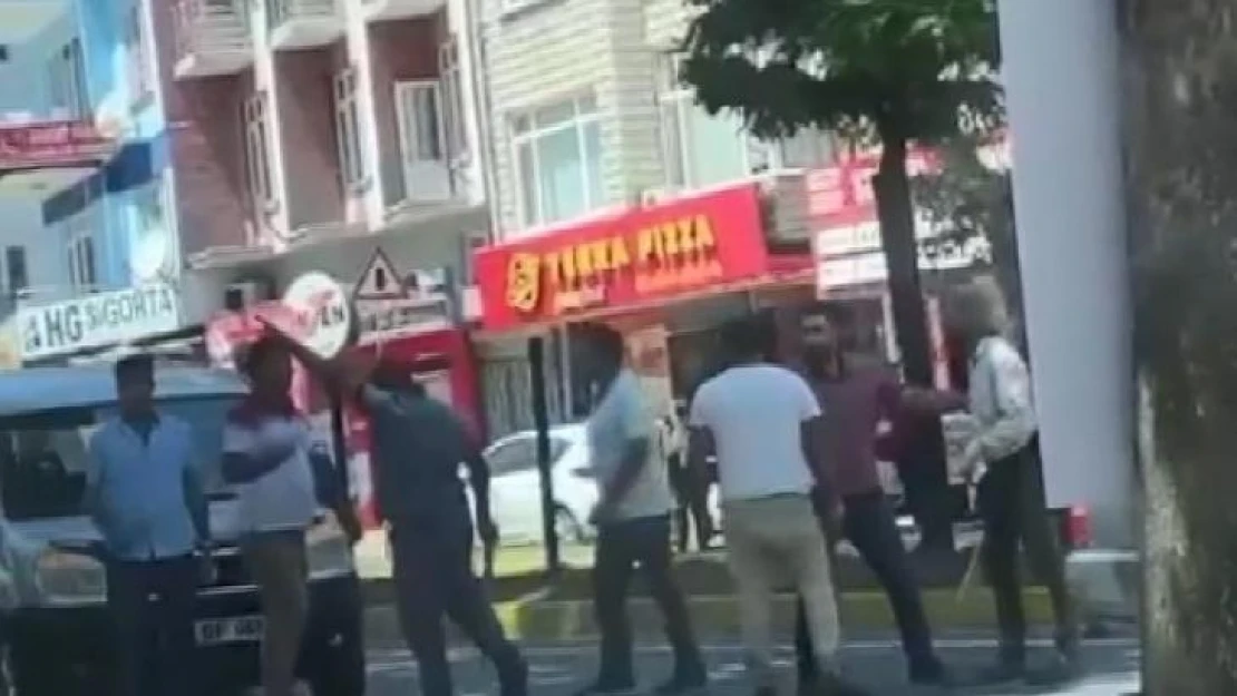 Trafikte tartışan grup yolun ortasında sopalarla birbirine girdi