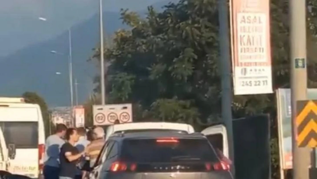 Trafikte yol verme tartışması kamerada