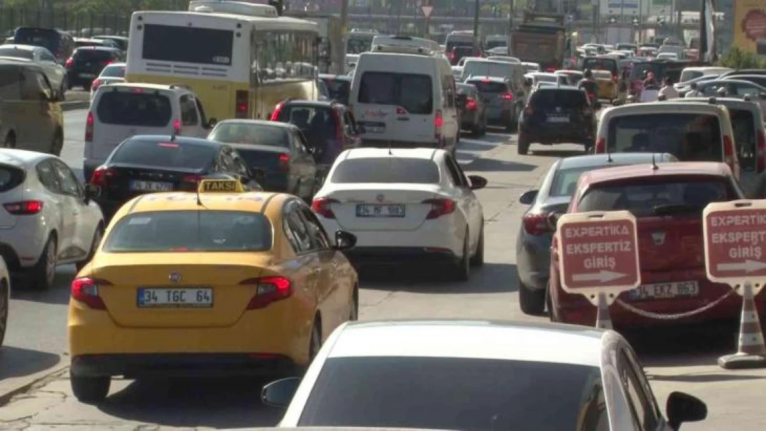 Trafikten kaçmak için kaldırımdan giden 'uyanık' sürücüler kamerada