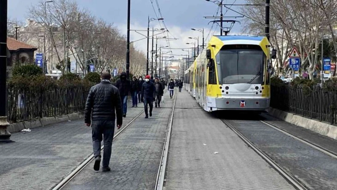 Tramvayda enerji kesildi, yüzlerce yolcu yürümek zorunda kaldı