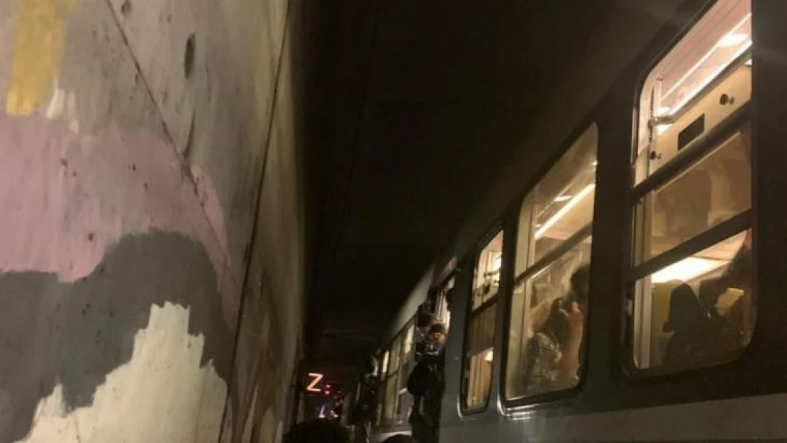 Tren seferleri aksayan Paris'te halk tünellerde mahsur kaldı