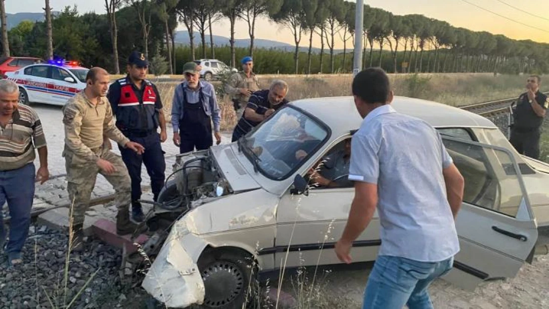 Trenin çarptığı araçtan sağ kurtuldular